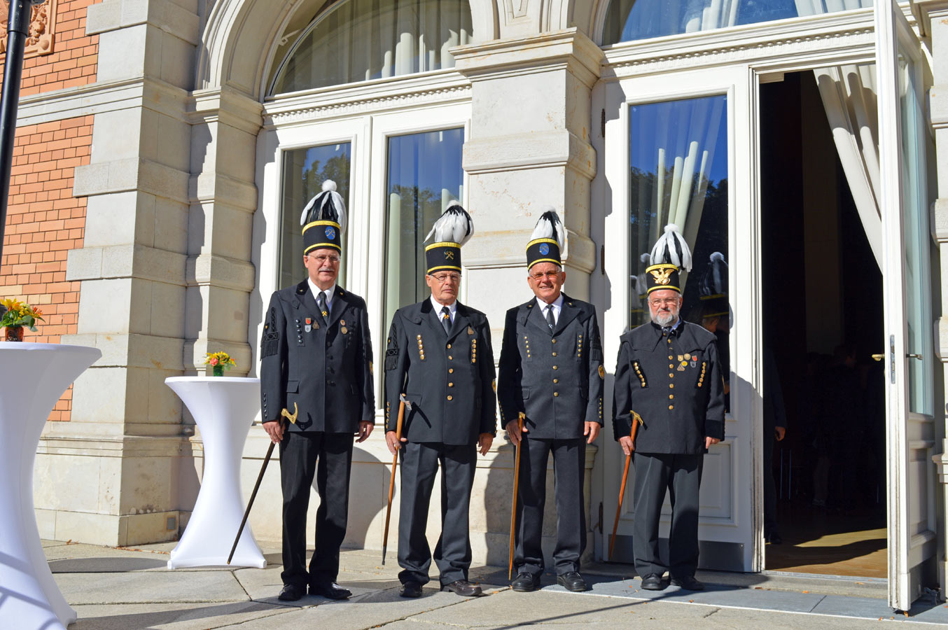 Bild von 4 Männern in Uniform vor einem Haus